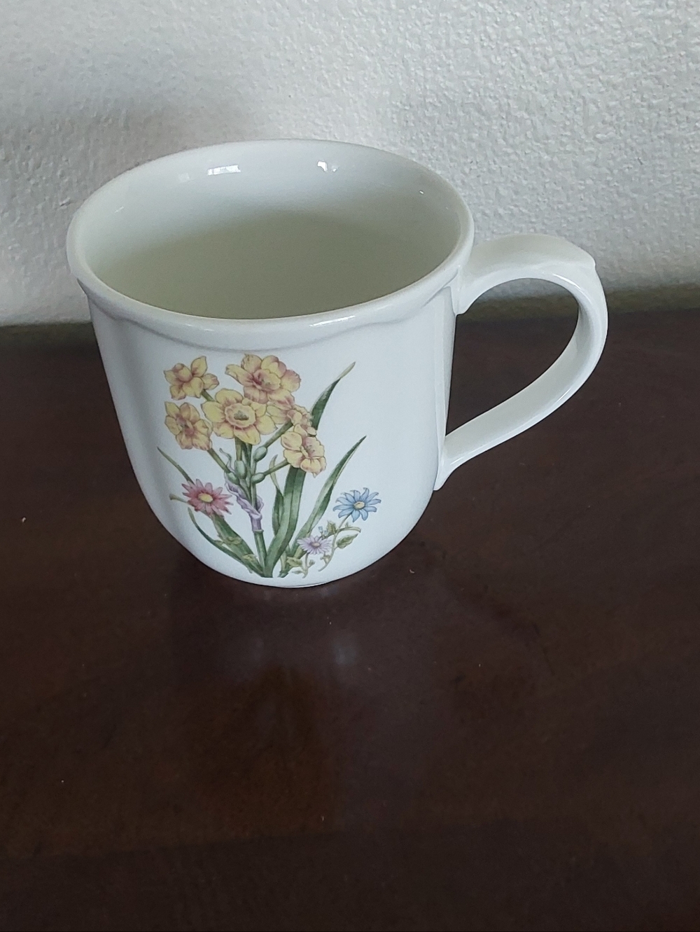 Noritake White Bone China Mug with Yellow Daffodil Floral Bouquet